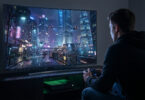 Un jeune homme joue à un jeu vidéo futuriste sur une console Xbox Series dans une pièce sombre.