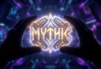 Mains gantées tenant un emblème lumineux avec le mot MYTHIC écrit en lettres dorées et runiques sur fond technologique.