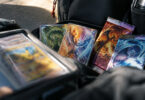 Cartes Pokémon à double type et boosters rangés dans un sac à dos.